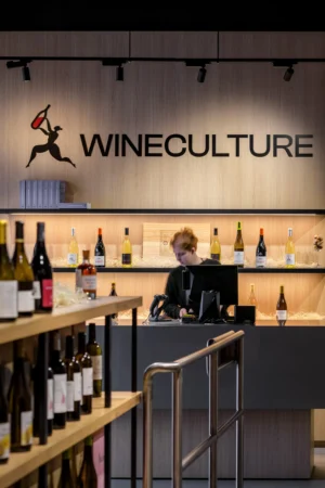 Cтійка продажу у винотеці. Розроблена згідно дизайн проект винотеки - Wineculture.