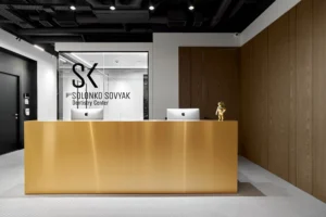 Nowoczesna recepcja centrum stomatologicznego. Projekt wnętrz kliniki stomatologicznej autorstwa SPACE DESIGN.