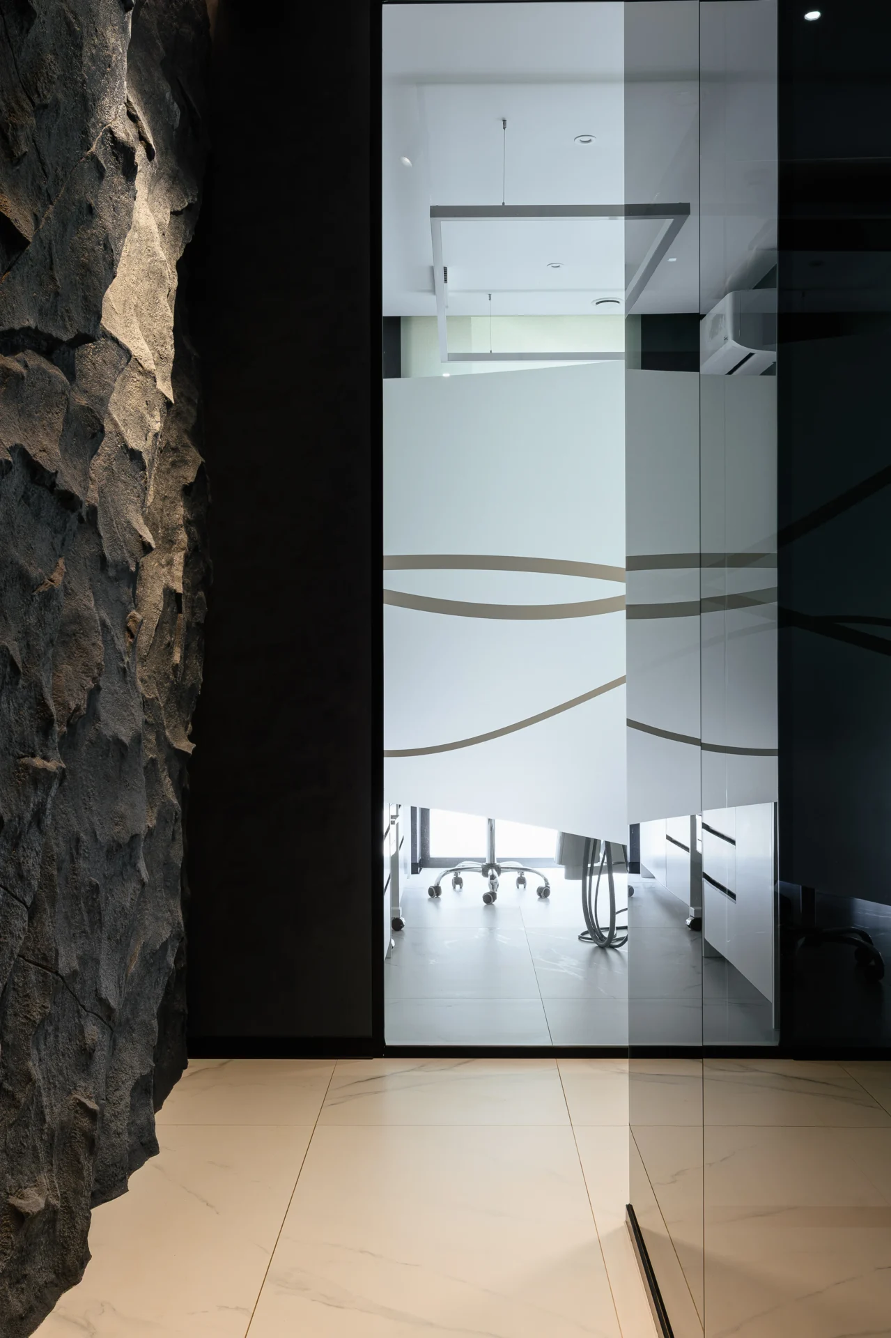 Corridor — INTENSE dental clinic, Uzhhorod, view 11