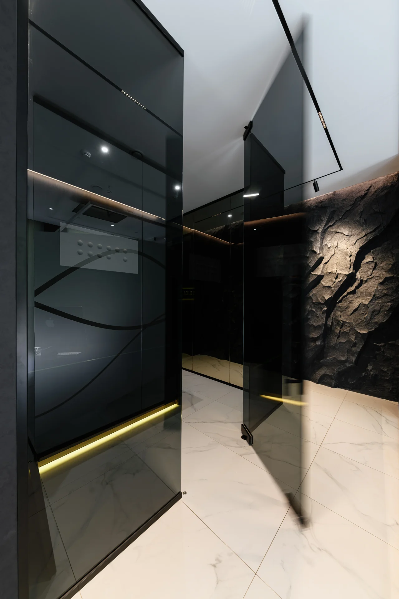 Corridor — INTENSE dental clinic, Uzhhorod, view 15